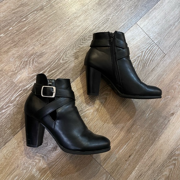 BAMBOO Shoes - BAMBOO Black Ankle Boots with Silver Buckle, Cutout, and Heeled - Size 7